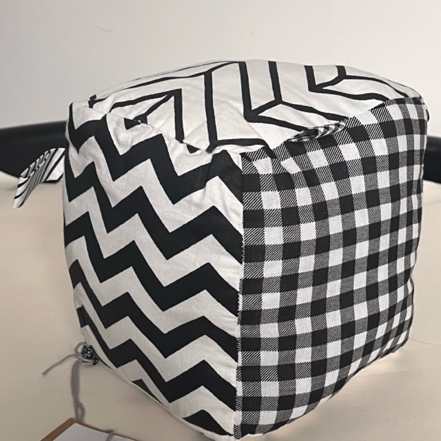 Foto 2 bij artikel "Baby's first kubus zwart-wit '4'".